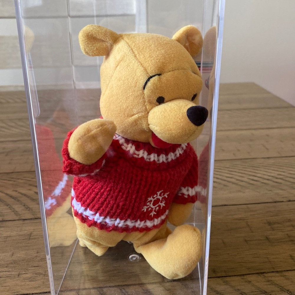 Disney Winnie the Pooh (Snowflake Sweater Pooh)